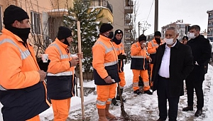 ZEYBEK BAŞKAN KAR ÇALIŞMALARINI SAHADA DENETLİYOR