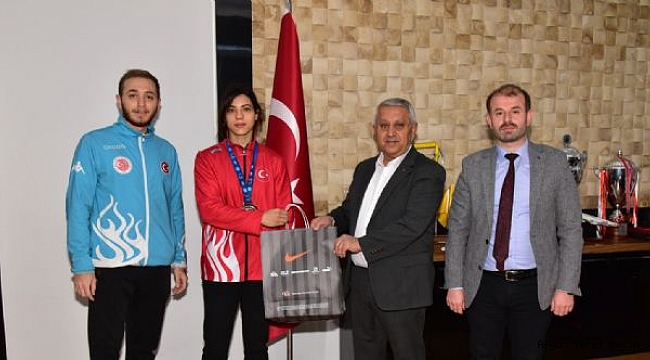 ZEYBEK BAŞKAN ŞAMPİYONUMUZ KOCAKUŞ´U AĞIRLADI