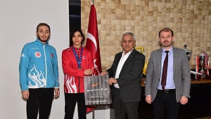 	ZEYBEK BAŞKAN ŞAMPİYONUMUZ KOCAKUŞ´U AĞIRLADI