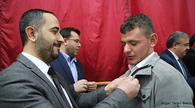 AK PARTİ’YE KATILAN 60 KİŞİYE ROZETLERİ TÖRENLE TAKILDI