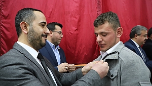 AK PARTİ’YE KATILAN 60 KİŞİYE ROZETLERİ TÖRENLE TAKILDI