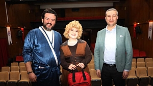 GÖNÜLLÜ TİYATRO OYUNCUSU GÖNÜLLERİ MEST ETTİ