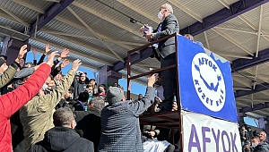 Taytak, taraftara mor beyaz renklerde atkı hediye etti..