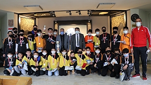 Başkan Sarı'dan Futbol Turnuvasında dereceye giren öğrencilere ödül 
