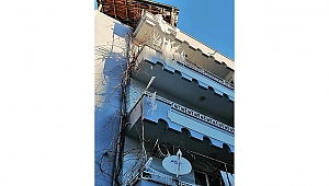  Dinar'da Çatı ve Balkonlarda ki Buzlanmalar Tehlike Arz Ediyor