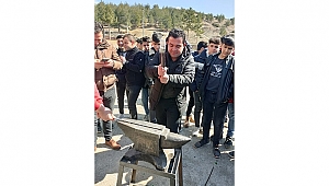 Dinar'da Nevruz Bayramı Ateş Üzerinden Atlayarak Kutlandı