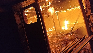  Dinar ilçesinde 2 katlı evde yangın çıktı