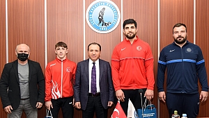 Şampiyonlardan Rektör Karakaş’a Ziyaret