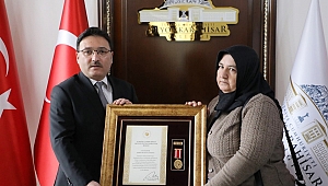 Vali Çiçek, Gazi Durmaz ile Şehit Akkaya’nın Devlet Övünç Madalyalarını Takdim Etti