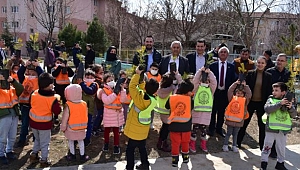  ZEYBEK BAŞKAN MİNİKLERLE FİDAN DİKTİ