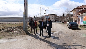  Başkan Sarı parke taşı döşeme ve su kanalları yenileme çalışmaları yerinde inceledi