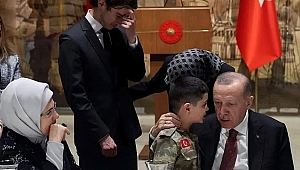  Cumhurbaşkanı Erdoğan Şehidimiz Şafak Evran’ın Çocukları İle Yakından İlgilendi