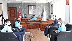  Dazkırı Kaymakamı Sercan Sakarya Koltuğunu Öğrenci Rüya Yılman’a Devretti