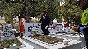  Dinar Emniyet Müdürü Pulat ve teşkilatı Şehitlerimizi Mezarları Başında Andı