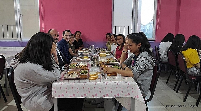 Kaymakam ve Belediye Başkanı Öğrenciler ile iftar yaptı