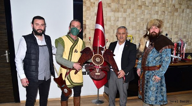 OKÇULARDAN ZEYBEK BAŞKAN´A TEŞEKKÜR ZİYARETİ