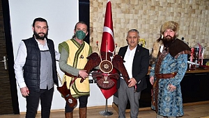  OKÇULARDAN ZEYBEK BAŞKAN´A TEŞEKKÜR ZİYARETİ