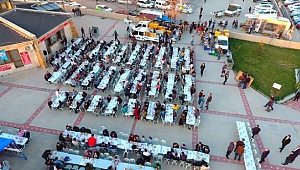 ZEYBEK BAŞKAN ÖĞRENCİLERLE İFTAR YAPTI