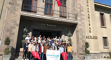 “AnadoluyuzBİZ” projesi kapsamında Aydın’dan gelen 40 genç Afyonkarahisar’ı gezdi.