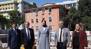 BAKAN YARDIMCISI DEMİRCAN MİLLET KÜTÜPHANESİNİ İNCELEDİ