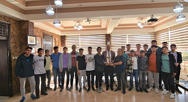 ŞAMPİYONLARDAN BAŞKAN MUSTAFA ÇÖL’E ZİYARET