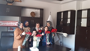 Yeniden Refah Partisi Afyonkarahisar Kadın Kolları Anneler Günün'de karanfil dağıttılar.