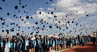 2021-2022 Akademik Yılı Mezuniyet Töreninde AKÜ Öğrencileri Kep Attı