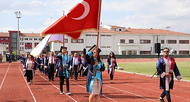 AKÜ Mezun Öğrencileri İl Protokolünün Katıldığı Törenle Geleceğe Uğurladı