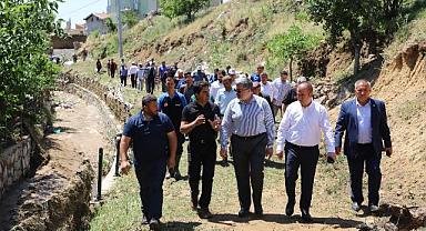 BAŞKAN ULUÇAY VE MİLLETVEKİLİ ÖZKAYA SEL FELAKETİNİN ZARAR VERDİĞİ KÖYLERİ ZİYARET ETTİ