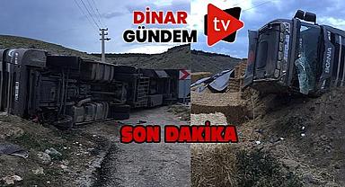  Dinar-Akçaköy Rampasında Saman Balyası Yüklü Tır Devrildi 