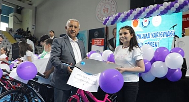  KİTAP KURTLARI ÖDÜLLENDİRİLDİ