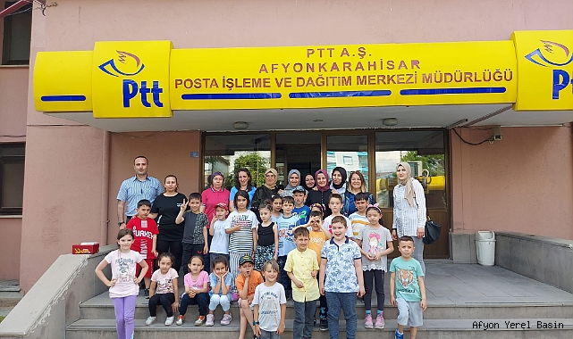 Minik öğrenciler PTT’yi gezdi