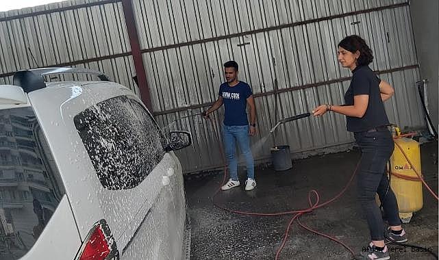 Oto yıkamada kadın eli..