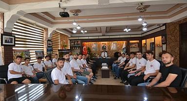 ŞAMPİYON KUMALAR SPOR’DAN BAŞKAN DR. MUSTAFA ÇÖL’E ZİYARET