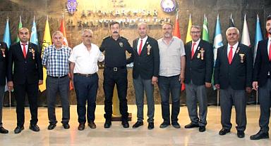Teröristleri yakalayan Polislere Şehit ailelerinden teşekkür