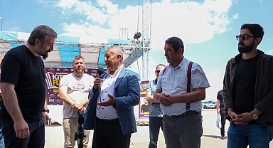 Zeybek yağış mağduru kitap stantlarına destek oldu