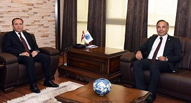 Turizm Fakültesi Akreditasyon Belgeleri TUADER ve TURAK Başkanı Tuna Tarafından Rektör Karakaş’a Takdim Edildi