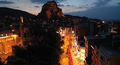 1922 genç 1922 metre bayrakla Zafer Meydanı’na yürüdü