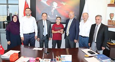 AFYON EĞİTİM VAKFI, BAŞARILI ÖĞRENCİLERE ÖDÜL VERDİ