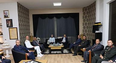 BAŞKAN ZEYBEK PROTOKOLÜ VE KOMUTANLARI AĞIRLADI 