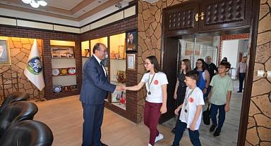 BİLGİSAYAR KLAVYE DÜNYA ŞAMPİYONLARINDAN BAŞKAN DR. MUSTAFA ÇÖL’E ZİYARET