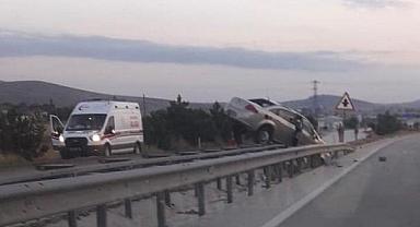  Dinar'da Otomobil Bariyerlerin Ortasına Girdi