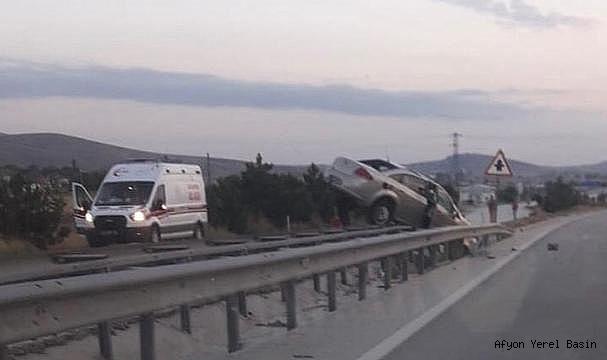 Dinar'da Otomobil Bariyerlerin Ortasına Girdi