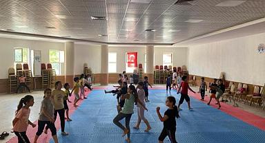 Dinar’da ücretsiz tekvando ve tenis eğitimleri devam ediyor