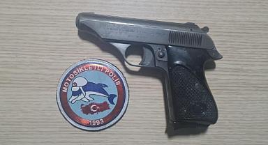 POLİS VATANDAŞIN ÜZERİNDE RUHSATSIZ SİLAH ELE GEÇİRDİ.!