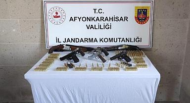 JANDARMA RUHSATSIZ SİLAHLARI ELE GEÇİRDİ.!