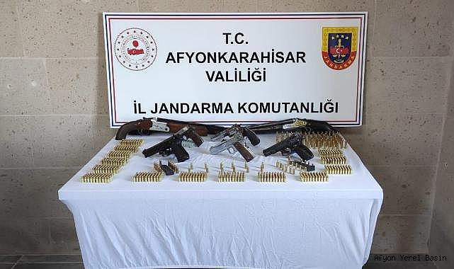 JANDARMA RUHSATSIZ SİLAHLARI ELE GEÇİRDİ.!