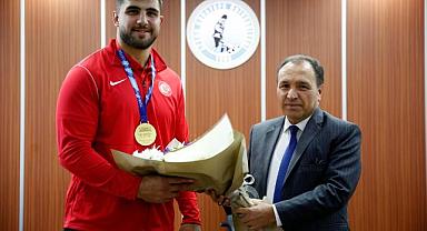 Rektör Karakaş Dünya Şampiyonu Bozkurt’u tebrik etti