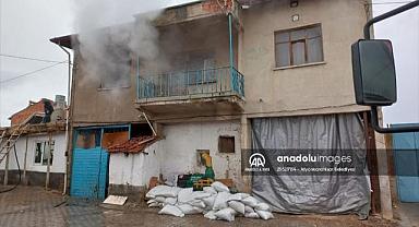 Afyonkarahisar'da iki katlı evde çıkan yangın söndürüldü