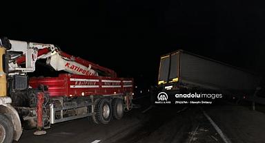 Afyonkarahisar'da tırla kamyonun çarpıştığı kazada 2 kişi yaralandı